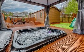 Family Luxury York Cabin Retreat With Hot Tub